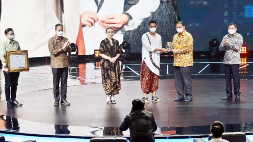 Sinetron Ikatan Cinta Terima Penghargaan dari Menko Perekonomian Airlangga Hartarto - Bagian 3