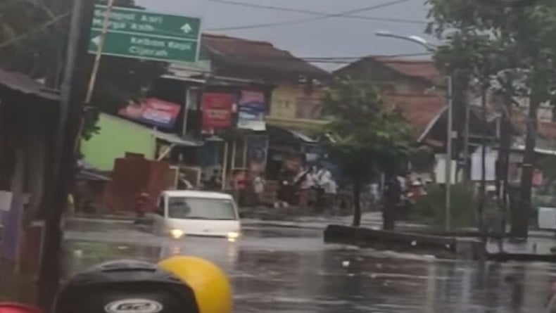Cimahi Dilanda Hujan Deras Disertai Butiran Es, Ruas Jalan Tergenang Banjir