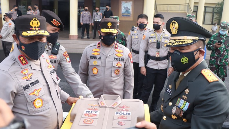 title Danrem 131/Santiago Berikan Surprise kepada Kapolda Sulut di Hari Bhayangkara Danrem 131/Santiago Berikan Surprise kepada Kapolda Sulut di Hari Bhayangkara