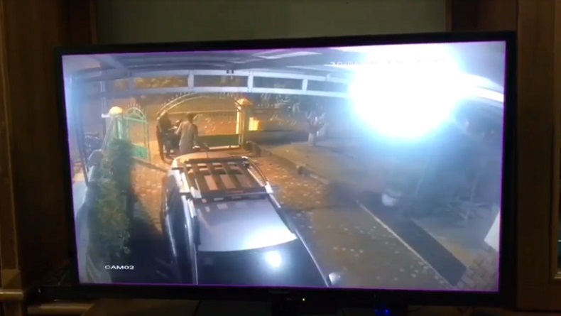 Terekam Kamera CCTV, 2 Pelaku Gotong Motor Curian di Medan 