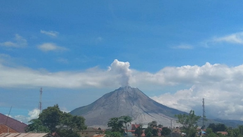 Gunung Sinabung Erupsi, Lontarkan Abu Vulkanis Sejauh 800 Meter