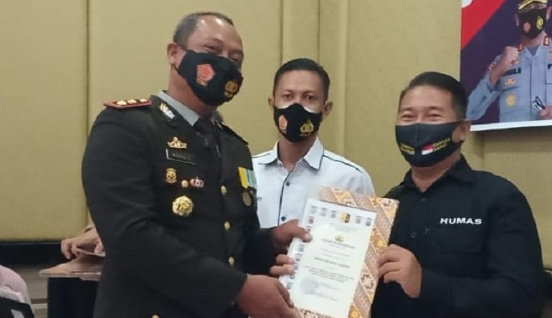 title Bripka Sri Iwan Terima Penghargaan dari Polda Babel Bripka Sri Iwan Terima Penghargaan dari Polda Babel
