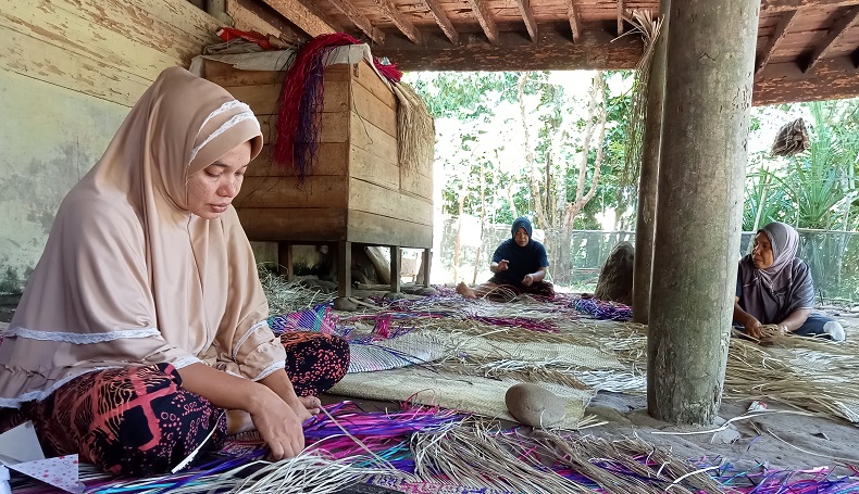 Gampong Tijien Daboh Lanjutkan Tradisi Menganyam Tikar, Peninggalan Nenek Moyang 
