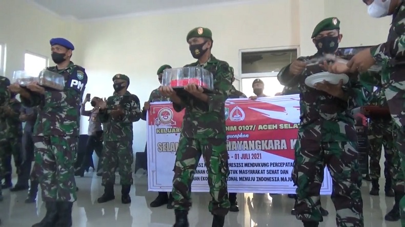 Gruduk Polres Aceh Selatan, Prajurit Kodim 0107 dan Yonif Raider 115 Bawa Tumpeng
