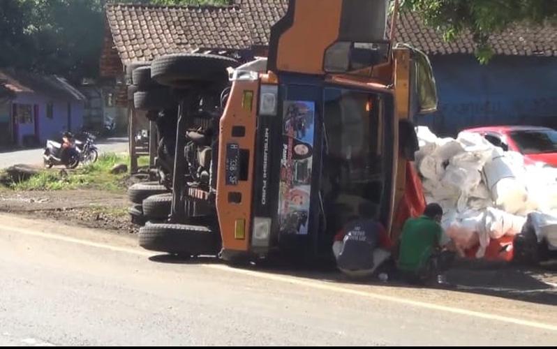  Truk Muatan Kain Terbalik di Jalur Pantura Alas Roban Batang, Sopir Patah Tulang