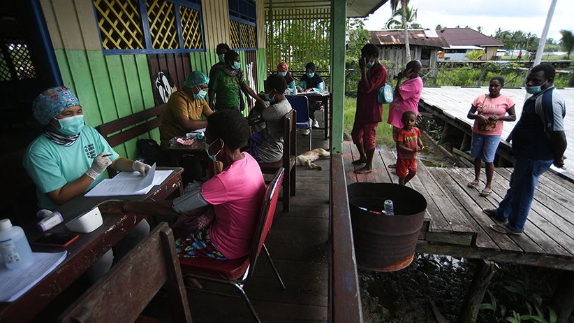 Luar Biasa, Tenaga Kesehatan Jemput Bola Vaksinasi Warga Asmat ke Kampung-Kampung