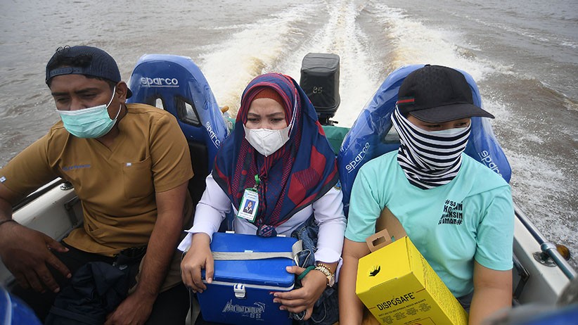 Luar Biasa, Tenaga Kesehatan Jemput Bola Vaksinasi Warga Asmat ke Kampung-Kampung - Bagian 3