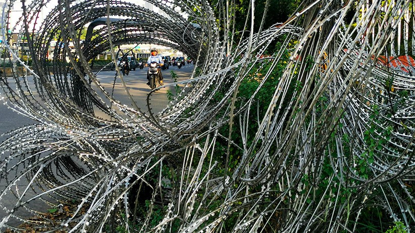 Awas! Kawat Berduri Melintang di Jalan Gatot Subroto Membahayakan Warga - Bagian 2