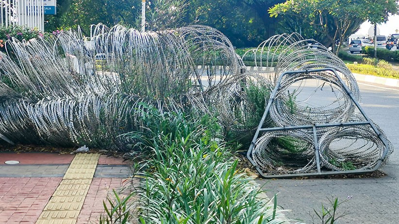 Awas! Kawat Berduri Melintang di Jalan Gatot Subroto Membahayakan Warga - Bagian 3