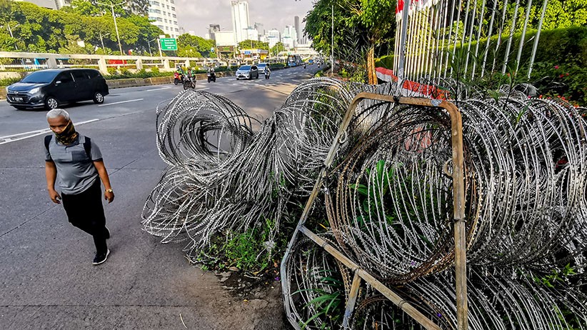 Awas! Kawat Berduri Melintang di Jalan Gatot Subroto Membahayakan Warga - Bagian 1