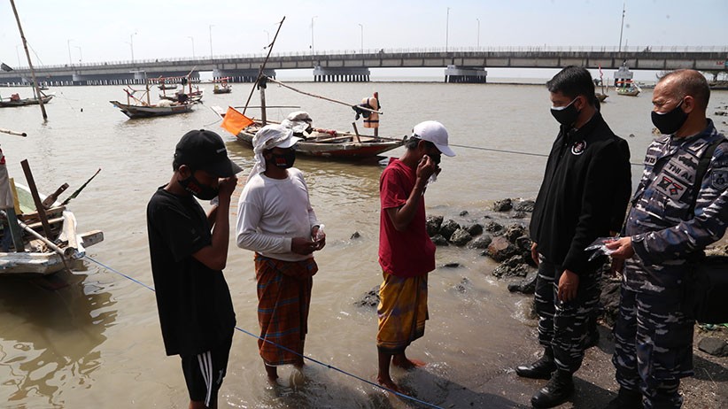 BEM STTAL Bagikan Masker untuk Nelayan Pesisir Surabaya - Bagian 1