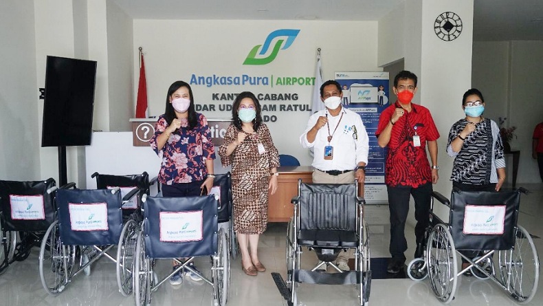 Bandara Sam Ratulangi Manado Bagikan Kursi Roda di Hari Lanjut Usia Nasional