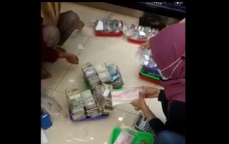 Kakek Ini Beli Emas 28 Gram dengan 2 Karung Uang Receh 