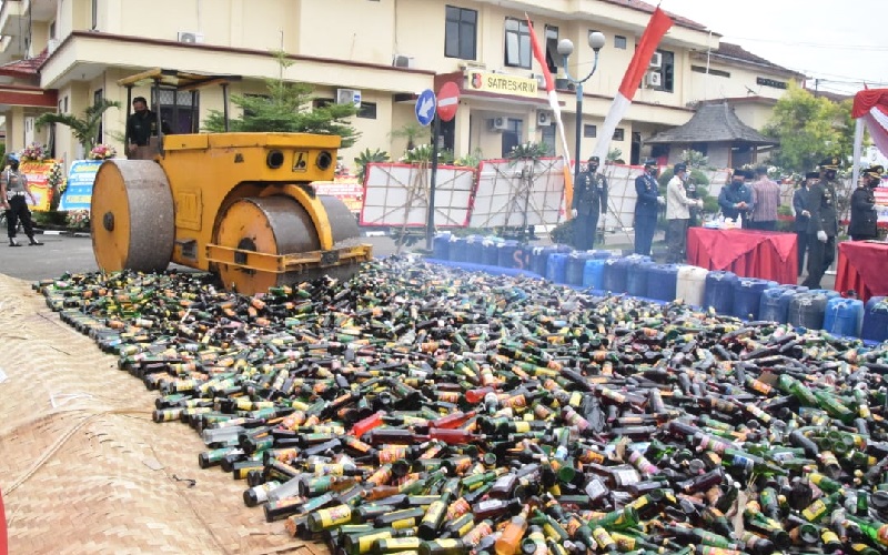Hari Bhayangkara, Polresta Bandung Musnahkan 11.750 Botol Miras dan 1.575 Liter Tuak