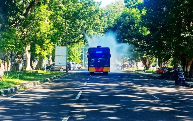 Polda NTB Semprot Disinfektan Semua Wilayah Usai HUT Bhayangkara