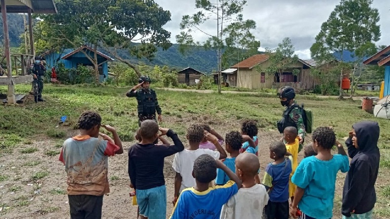 Prajurit TNI Ajarkan Bocah-Bocah Warga Asli Papua Baris-Berbaris