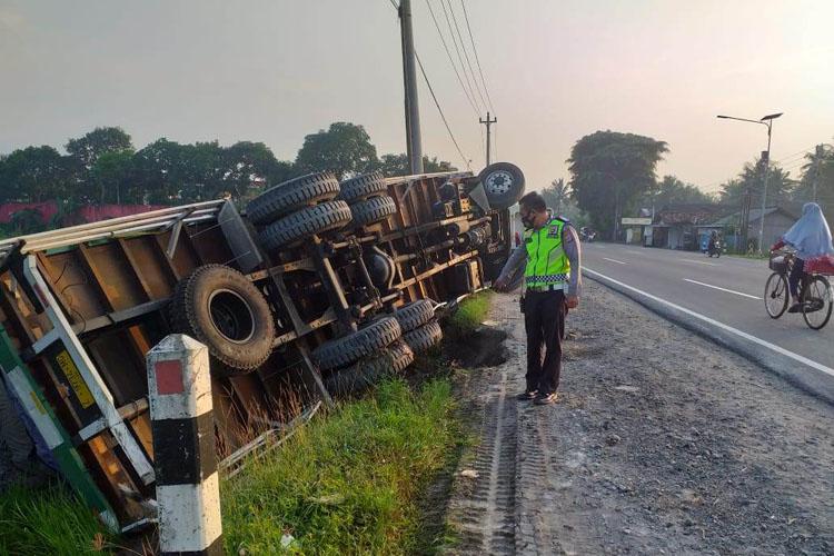 Truk Tronton Terguling di Jalan Wates-Jogja, Muatan Semen Tumpah di Persawahan