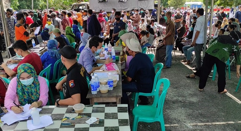 Warga Serbu Lokasi Vaksinasi Covid-19 di Pelabuhan Tanjung Kalian 