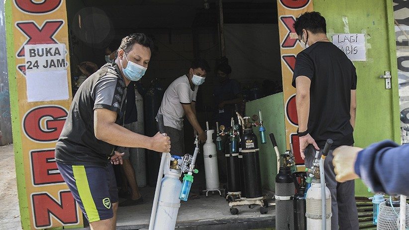 Antrean Warga Bekasi Isi Ulang Tabung Gas Oksigen Medis - Bagian 2