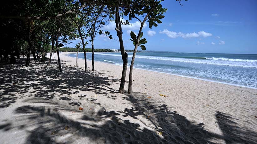 Pantai Kuta Dijaga Pecalang, Wisatawan Dilarang Masuk - Bagian 3