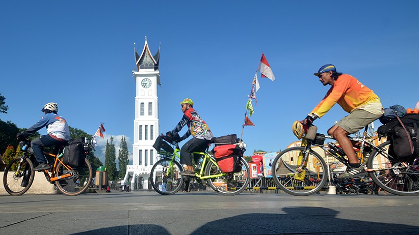 Pesepeda Ini Sudah 3 Bulan Keliling Indonesia - Bagian 1