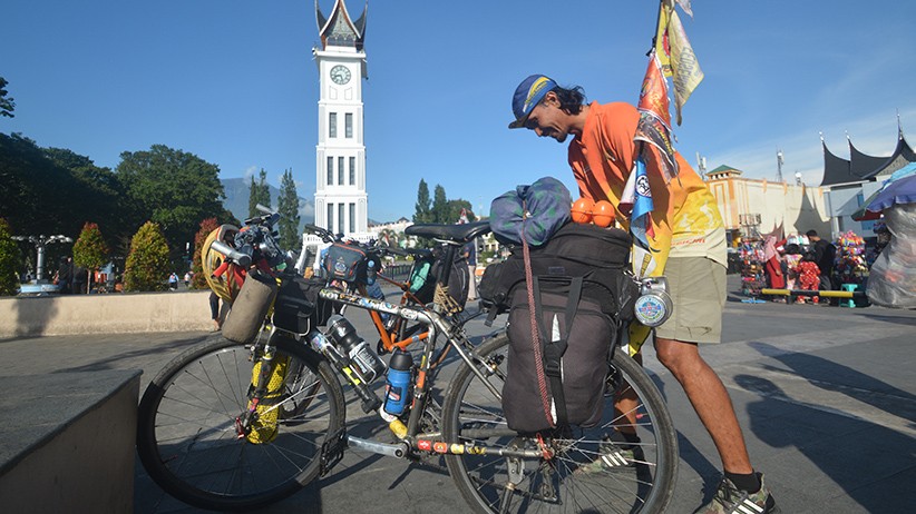 Pesepeda Ini Sudah 3 Bulan Keliling Indonesia - Bagian 2