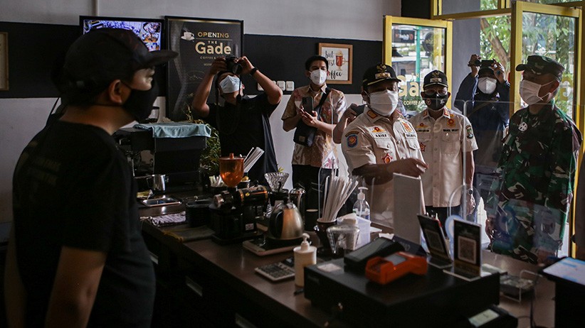 Wali Kota Tangerang Sidak Penerapan Larangan Makan di Tempat - Bagian 1