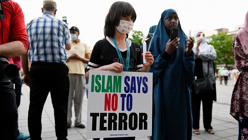  Keterlaluan, Pria Ini Tempelkan Daging Babi ke Rumah Keluarga Muslim