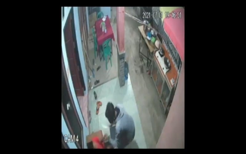 Terekam CCTV, ABG Disayat Begal Handphone di Teras Rumah Palembang 