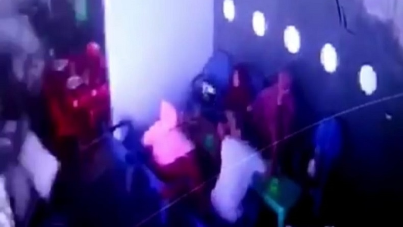 Mobil Boks Tabrak Warung Makan di Medan Tembung, 1 Pengunjung Patah Tulang