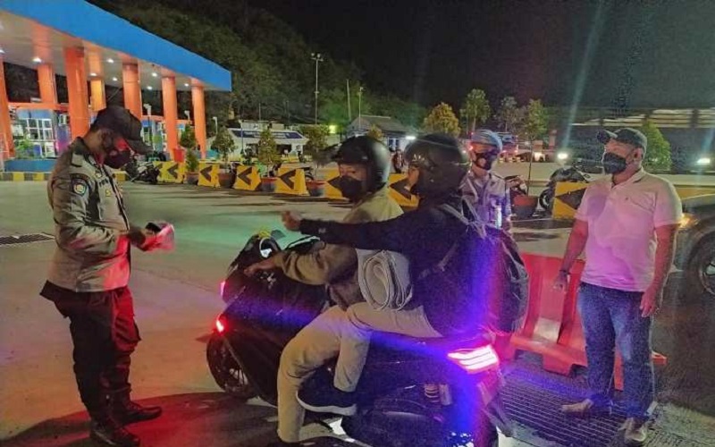 Petugas Perketat Pintu Masuk Pelabuhan Lembar, Cegah Dampak PPKM Darurat Jawa-Bali