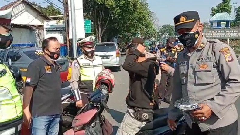 Hari Pertama PPKM Darurat, Perbatasan Kota Bandung Dijaga Ketat Petugas Gabungan