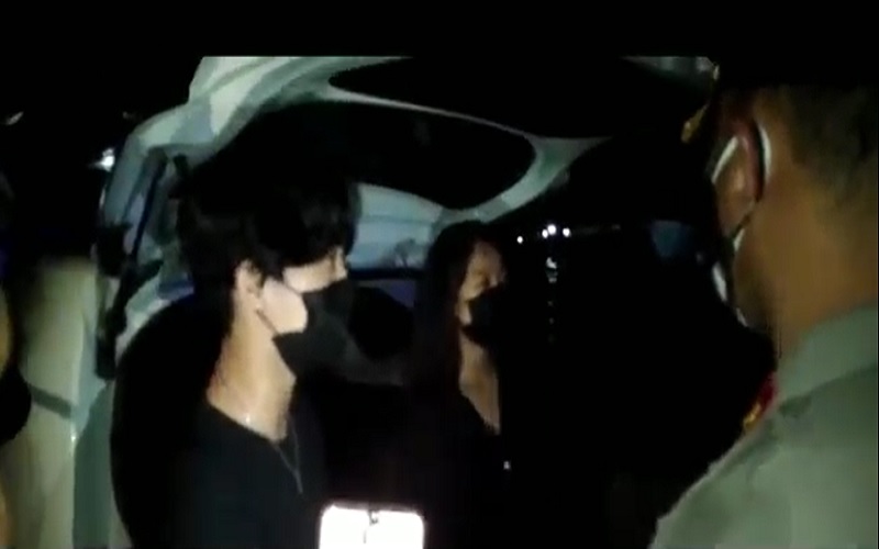 Razia PPKM Darurat, Petugas Temukan Remaja Diduga Mesum di Mobil