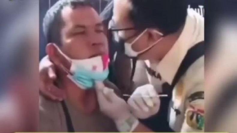 Viral Video Petugas Cium Pria saat Tes Swab, Netizen: Ini Pelecehan