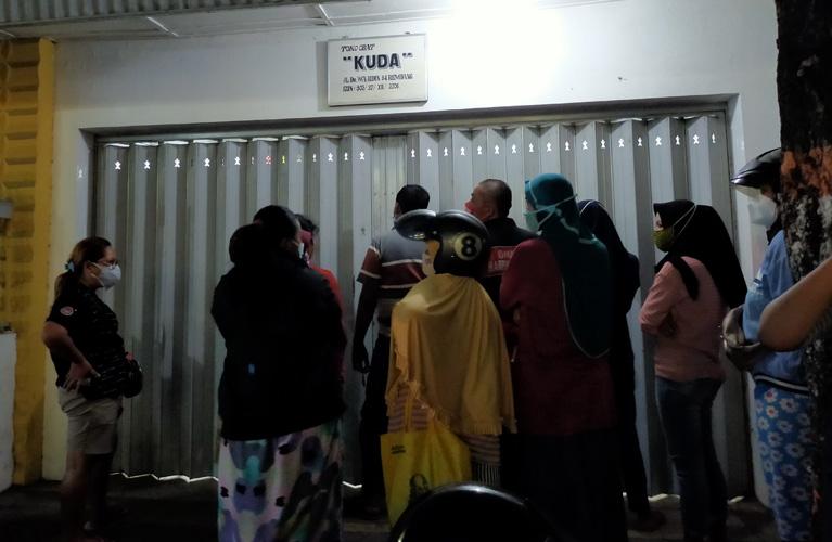 Heboh, Warga Rembang Serbu Toko Obat, Tukang Parkir Kewalahan 