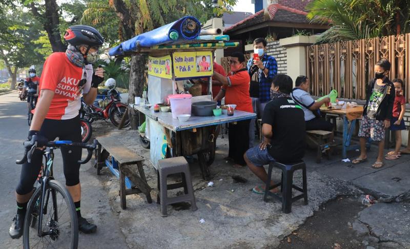 PPKM Darurat, Ganjar Bubarkan Warga yang Ngeyel Tetap Makan di Warung