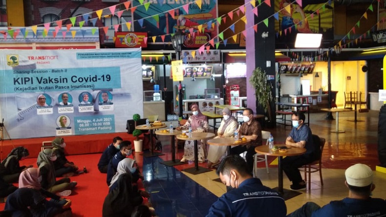 Tanya Jawab Soal Vaksin, FK Universitas Andalas Edukasi Warga di Mal