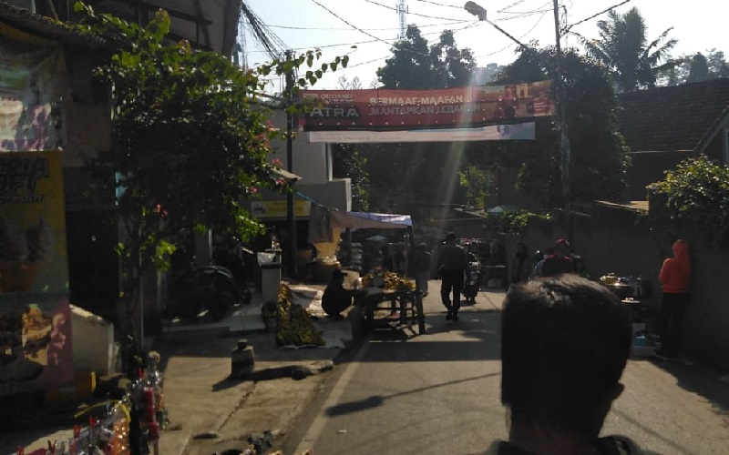 PPKM Darurat, Petugas Bubarkan Pasar Kaget di Punclut Bandung