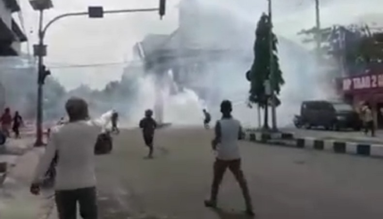 Tolak Pawai Dibubarkan, Fans Sepak Bola Brasil di Tual Bentrok dengan Aparat