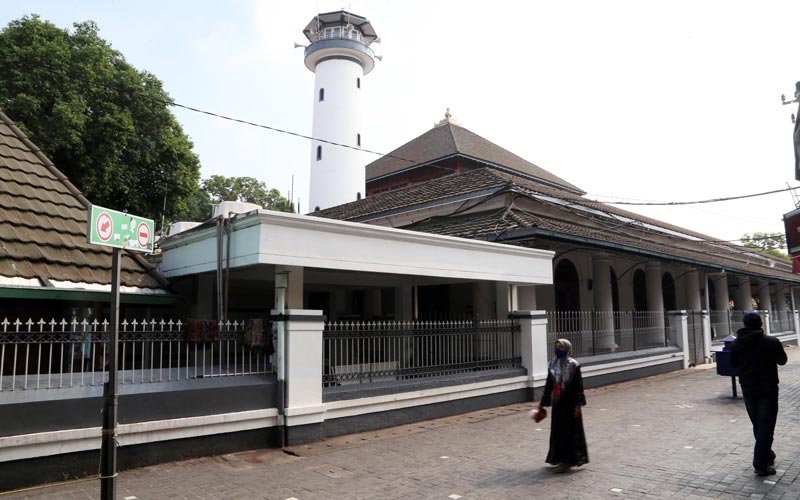Petugas Gabungan Bubarkan Peziarah di Makam Sunan Ampel Surabaya - Bagian 4