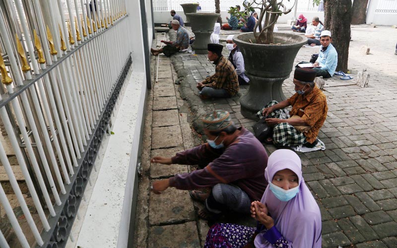 Petugas Gabungan Bubarkan Peziarah di Makam Sunan Ampel Surabaya - Bagian 5