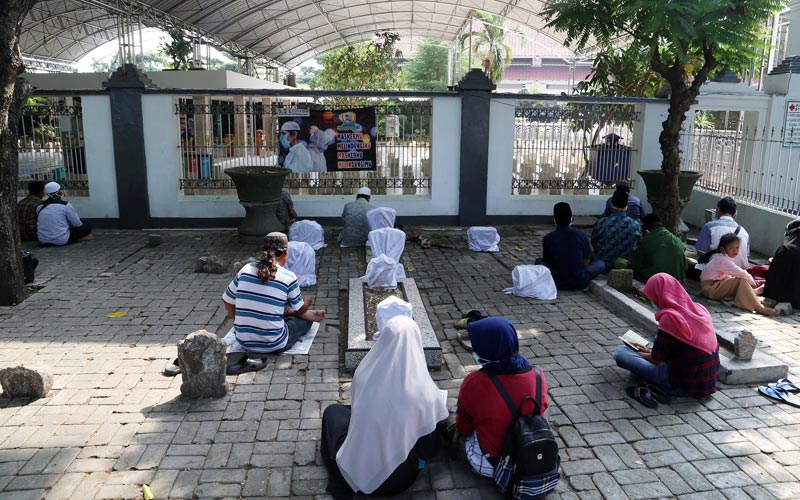 Petugas Gabungan Bubarkan Peziarah di Makam Sunan Ampel Surabaya - Bagian 6