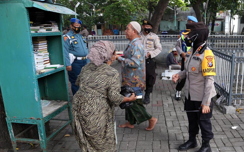 Petugas Gabungan Bubarkan Peziarah di Makam Sunan Ampel Surabaya - Bagian 2