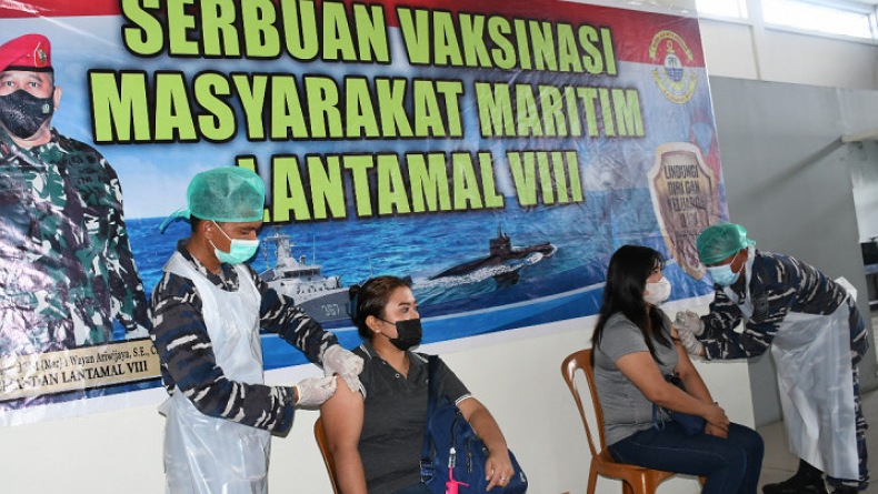 TNI AL Gelar Serbuan Vaksin Masyarakaf Maritim di Pelabuhan Manado