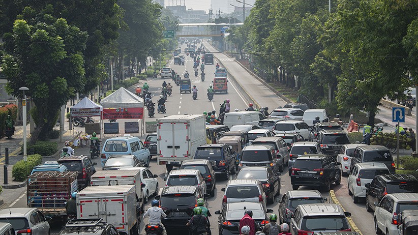 Macet Panjang, Pengendara Jebol Barikade Beton Pos Penyekatan Salemba - Bagian 2