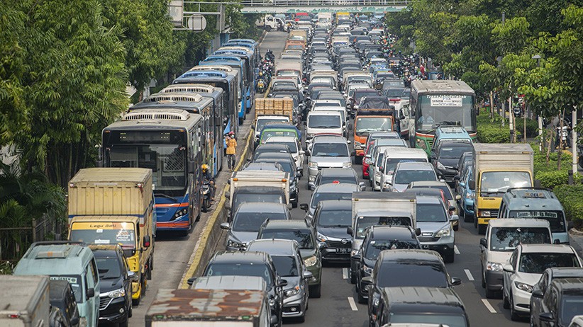 Macet Panjang, Pengendara Jebol Barikade Beton Pos Penyekatan Salemba - Bagian 3