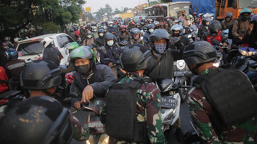 PPKM Darurat, Panser TNI dan Kendaraan Taktis Polisi Tutup Jalan Raya Bogor - Bagian 4