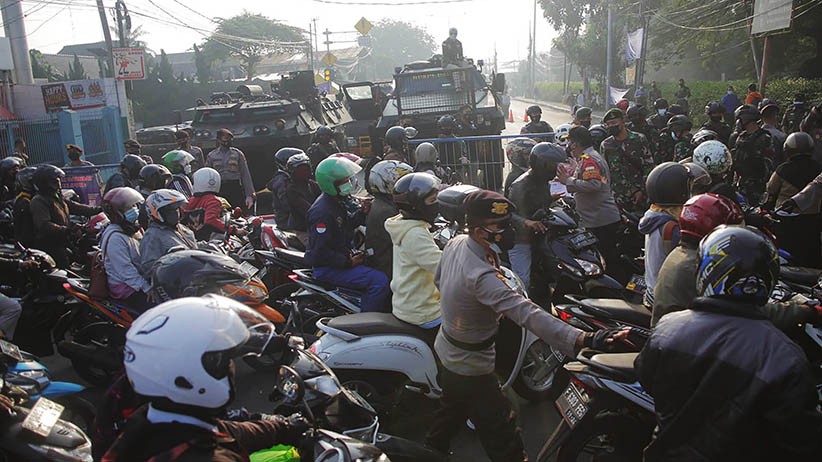 PPKM Darurat, Panser TNI dan Kendaraan Taktis Polisi Tutup Jalan Raya Bogor - Bagian 2