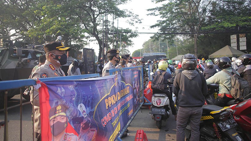 PPKM Darurat, Panser TNI dan Kendaraan Taktis Polisi Tutup Jalan Raya Bogor - Bagian 3