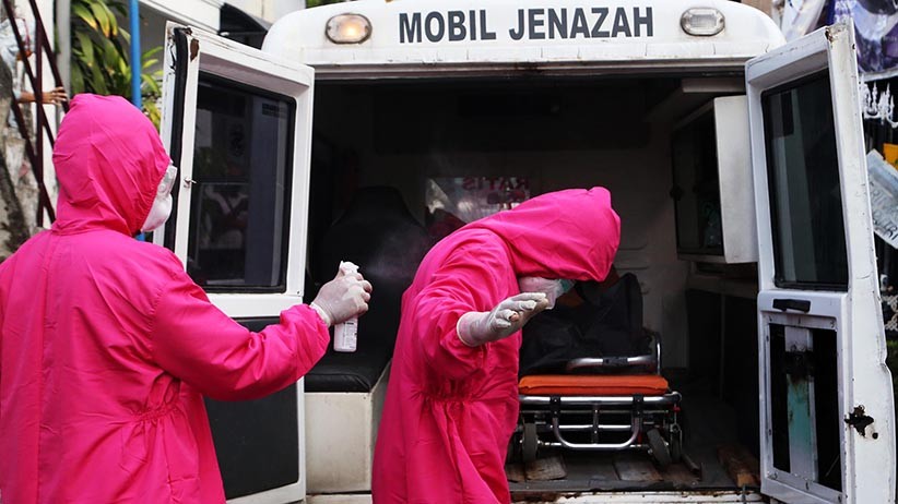 Tergeletak 24 Jam di Kamar Indekos, Jenazah Korban Covid-19 Akhirnya Dievakuasi - Bagian 5